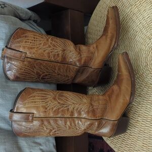 Absolutely perfect Brown size 8 cowboy boots